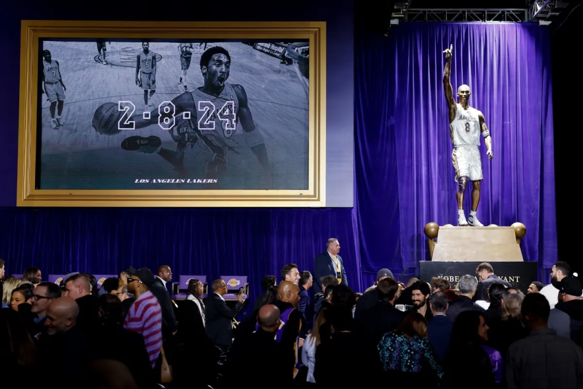 Kobe Bryant statue unveiled at Lakers arena